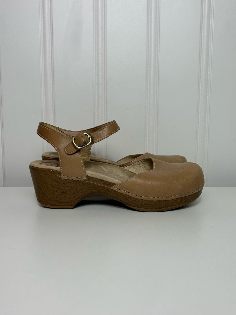 Dansko Sam Tan beige Leather closed toe Clogs with Ankle Strap women’s 8